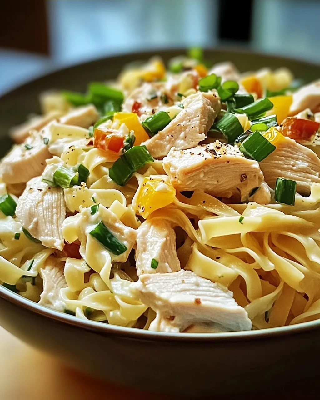 Nudel-Hähnchensalat mit Frühlingszwiebeln