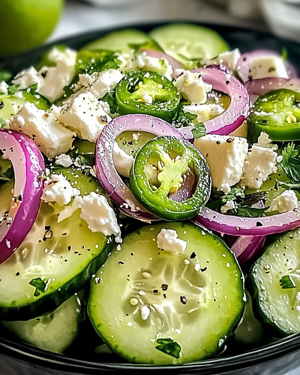 Peruanischer Gurkensalat mit spritzigem Limetten-Dressing