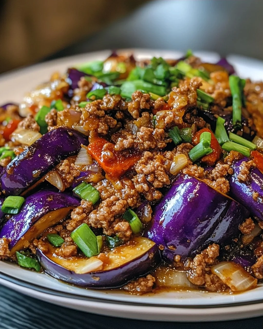 Scharfe Szechuan-Auberginen-Pfanne mit Rinderhackfleisch