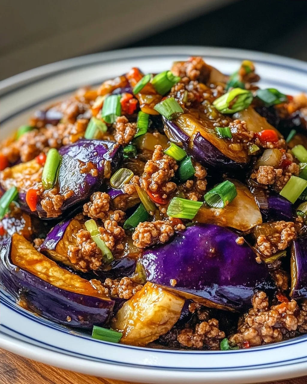 Scharfe Szechuan-Auberginen-Pfanne mit Rinderhackfleisch