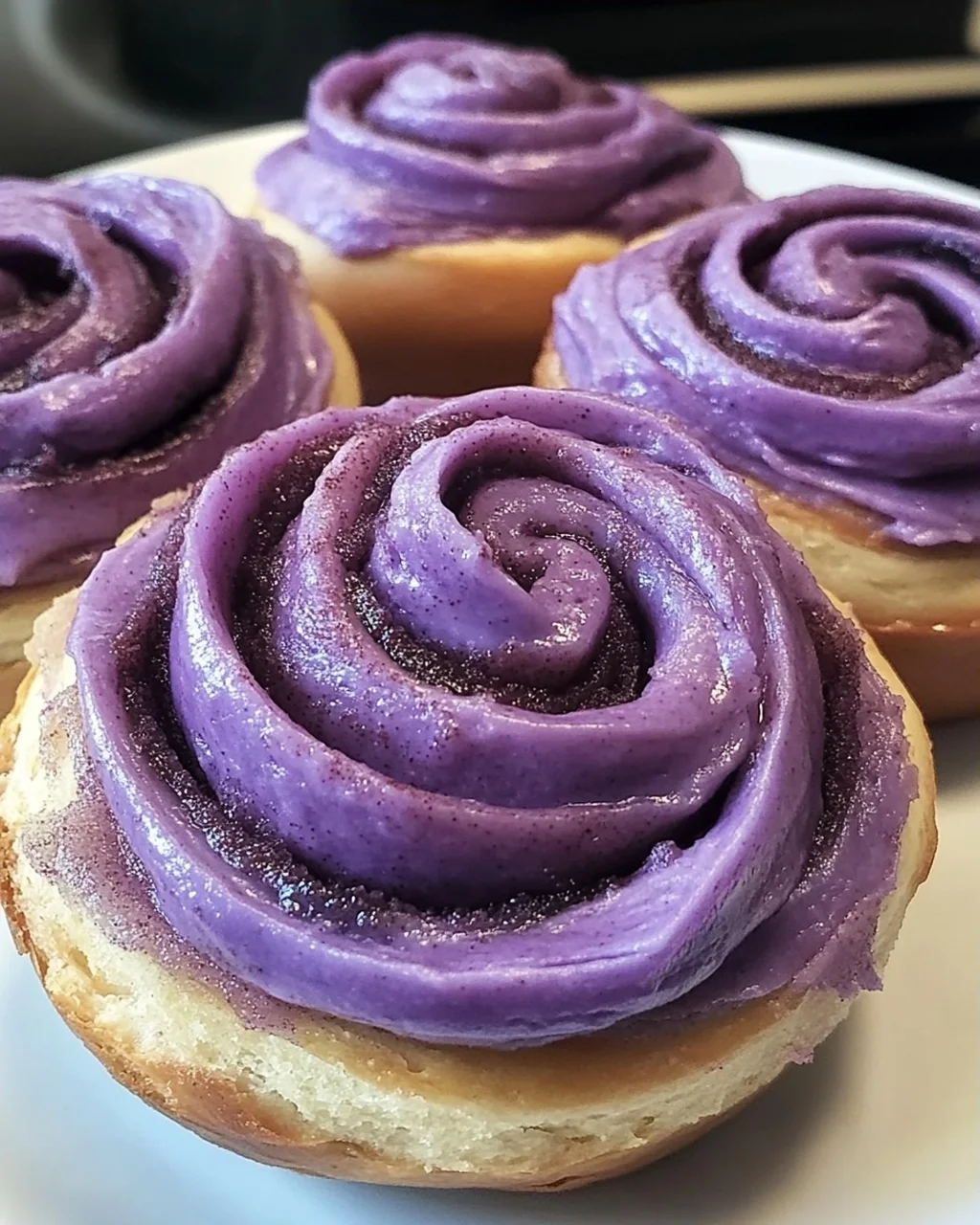 Ube Zimtschnecken mit cremigem Frosting