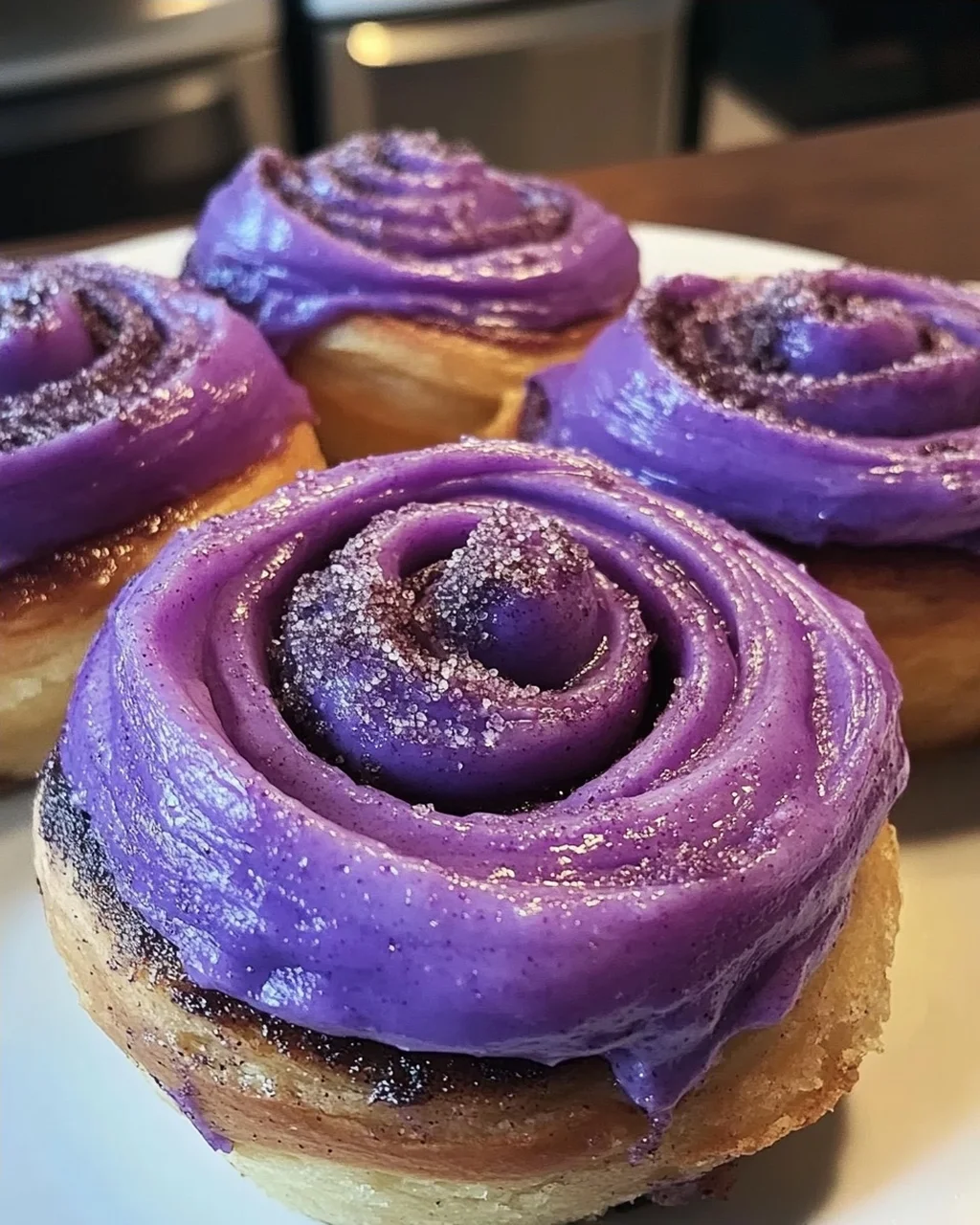 Ube Zimtschnecken mit cremigem Frosting